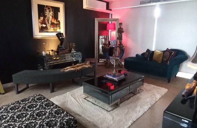 sophistcaed, classy penthouse like feel 2bdrm apartment