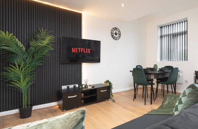 Sophisticated & Stylish Flat nr Airport - Sleeps 9