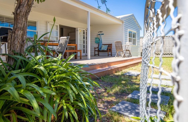 Sorrento Beach Cottages #1: walk to village - Wifi