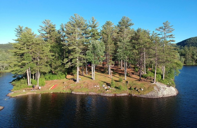 Retraite au bord de l'eau de Concord Pond, camp hors réseau mais avec le luxe de la maison