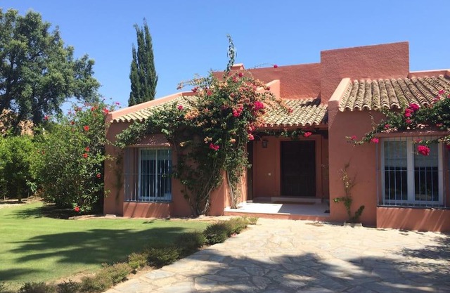SOTOGRANDE, Bonita Villa individual con piscina y gran jardín