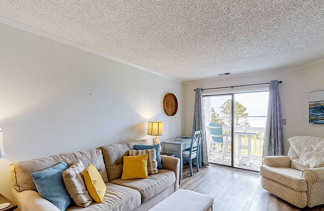 Sound-front, 2nd-floor condo with balcony & on-site gazebo - dogs welcome