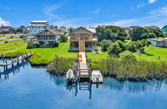 Sound front cottage- Sunsets, private dock & 2 min walk to beach-New to market