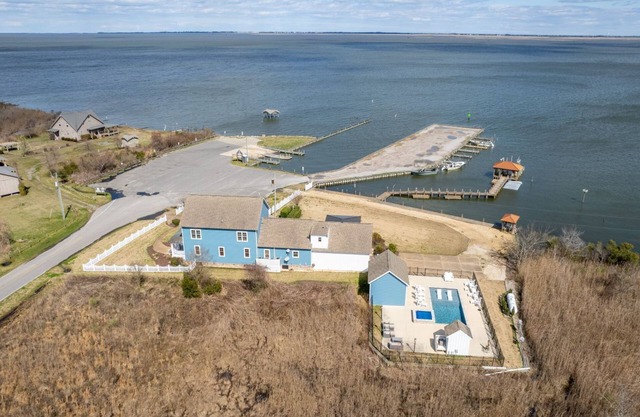 Sound Life 5 Bedroom Vacation Home, Soundfront Views with Pool Access!