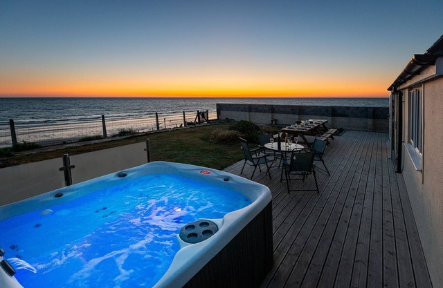 Sound of the Sea, beachfront Bungalow with hot tub, in Tywyn