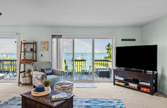 SOUNDFRONT HOME IN BEAUFORT – 3BD/2BA WITH PRIVATE DOCK