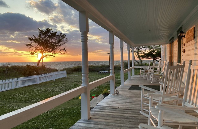 Profitez de couchers de soleil dans cette propriété historique spacieuse située sur Pamlico Sound, avec une plage.
