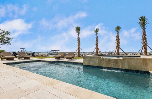 Soundview Home w/Private Pool/Dock