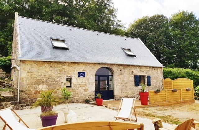 Gîte authentique entre bois, vignes et plages