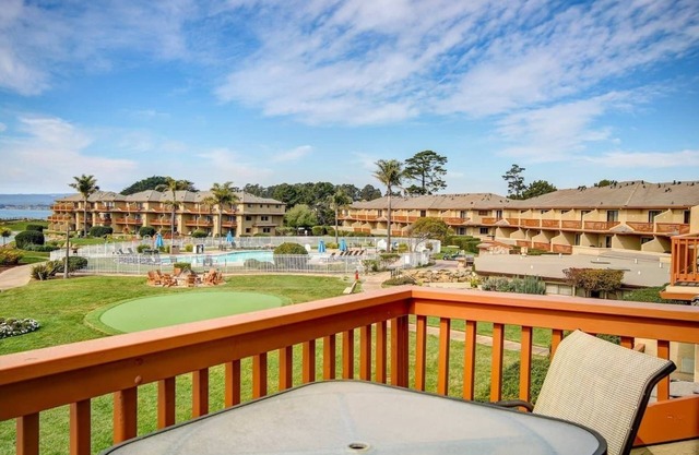 Vues sur l'océan et la piscine à Seascape Resort