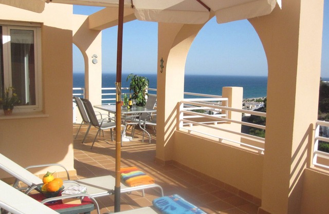 Appartement plein sud - vue spectaculaire sur la mer et la montagne avec piscine