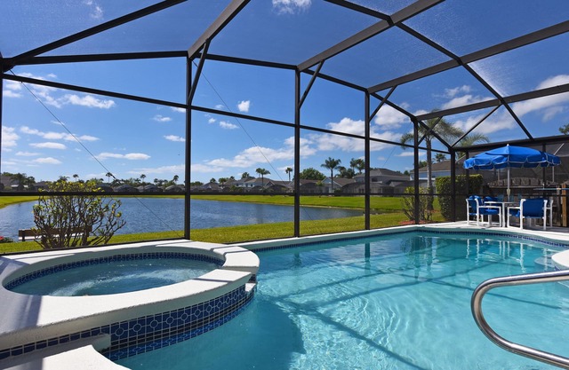 24hr Gated, plein sud, vue sur le lac, salle de jeux, 5 chambres, 3 très grands lits, 4 salles de bain