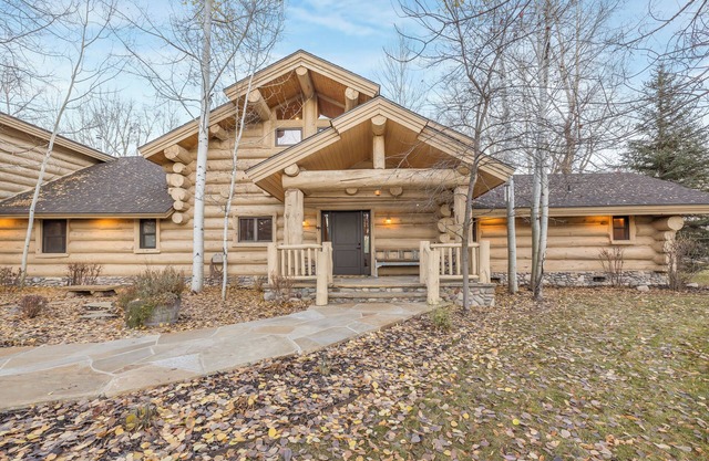 South Fork Retreat. Private Luxury 6-bedroom cabin w/AC and Private pond.