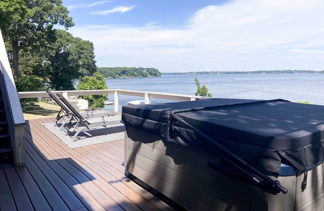 NOUVEAU! South Grand Lakefront Oasis w / Deck & Dock!