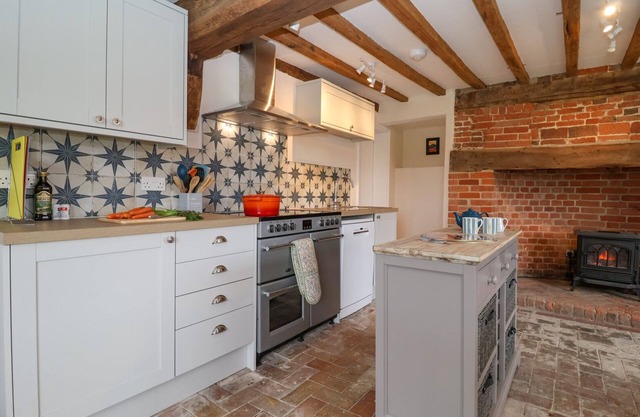 SOUTH GRANGE HOUSE, pet friendly, luxury holiday cottage in Sibton