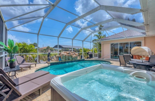 South Gulf Cove 4 Bedroom Pool + Hot Tub on Canal Private Home