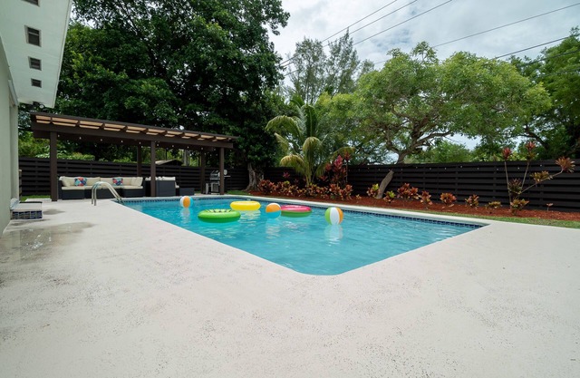 Modern Miami House with Pool & Backyard Oasis, BBQ Grill, 5 Bd, fits 11 guests.