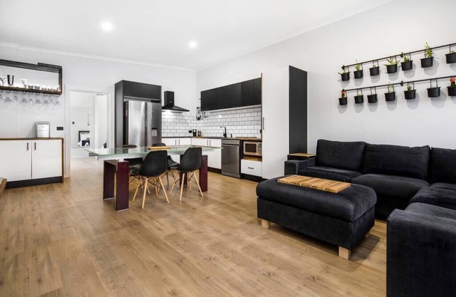 South Terrace · Modern Oasis: Off-Street Parking, Kitchen, WiFi