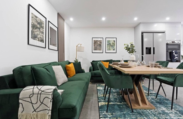 Enormous Home in Southampton Sleeps 10!