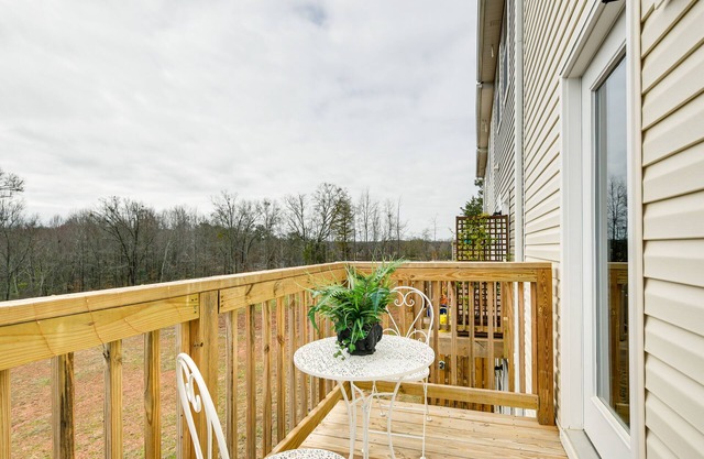 Southeast Greenville Townhome ~ 7 Mi to Downtown!