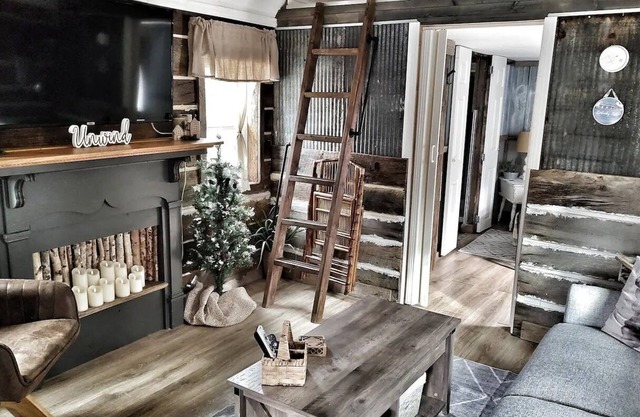 Southern Blooms! Porch Swinging, Pet-Friendly🐶, Tiny Home near Kentucky Lake!