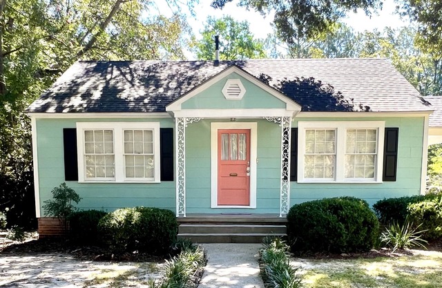 Southern Charm 1 - 5 minutes to downtown Laurel. All furnishings are brand new.