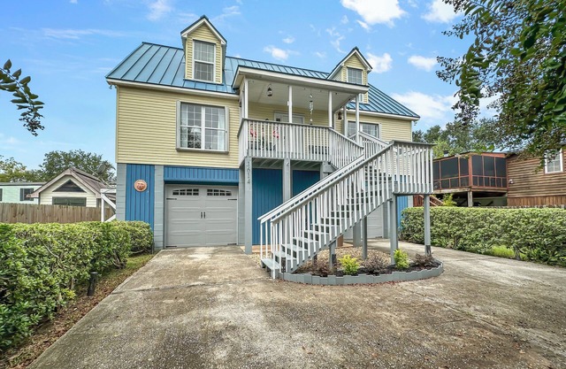 Southern Charm - Elevated home minutes to Folly Beach