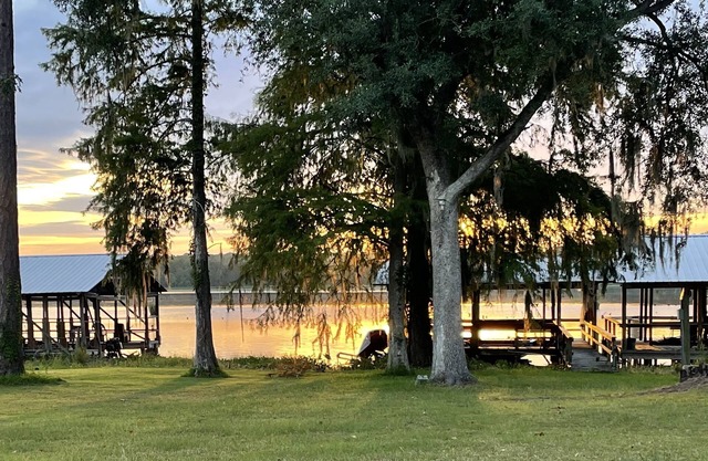 SOUTHERN CONFORT LAKE HOUSE-WIFI Dock couvert avec eau / eau