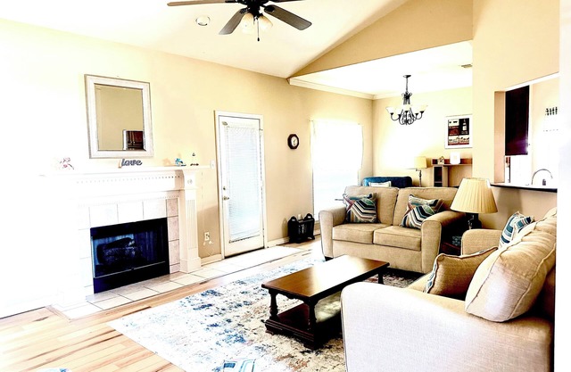 Southern Comfort - fenced-in backyard near downtown Ocean Springs & beaches!