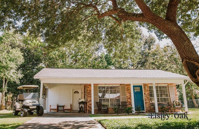 Southern Exposure close to beach & downtown Ocean Springs! Includes golf cart!