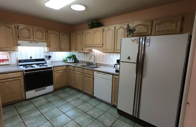 Southern Garden Home in Tillman's Corner, 16 min to downtown Mobile.