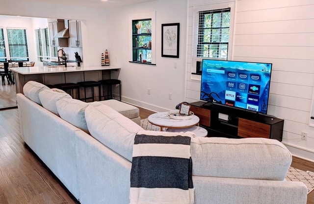 Southern Stunner - 4 bedroom house close to Downtown and Beach