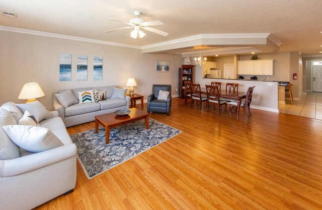 Southside condo with ocean view, easy beach access, fast WiFi & on-site pool/gym