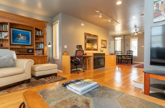 Southside's Sunset Haven. Rooftop Deck. Perfect for Couples & Families w/ Kids!