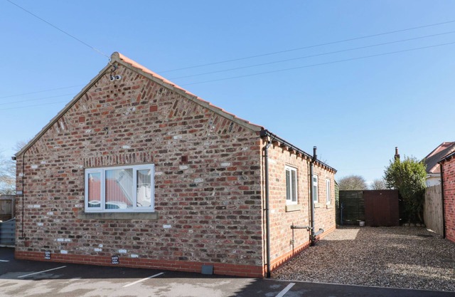 SOUTHVIEW BUNGALOW, pet friendly, country holiday cottage in Barmston
