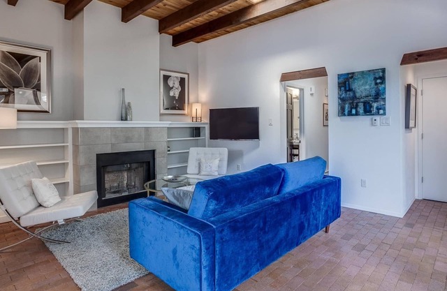 Maison de ville sud-ouest moderne avec 2 chambres et 2 salles de bain avec cour privée située au centre