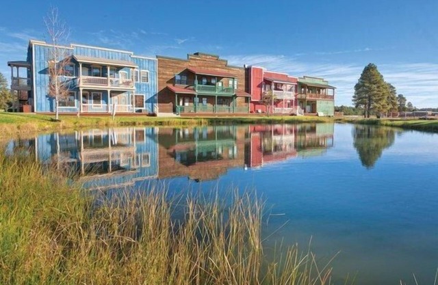 Condos de style sud-ouest avec cheminées, piscine et bain à remous et pêche sur place