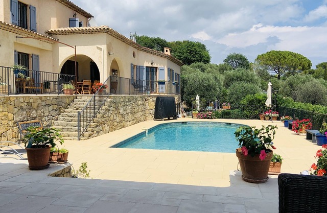 Spacieux et relaxant - Vues, 5 minutes de Valbonne, air conditionné