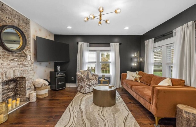 Space Cowboy - Stunning bungalow with Firepit, Huge yard, yet close to downtown