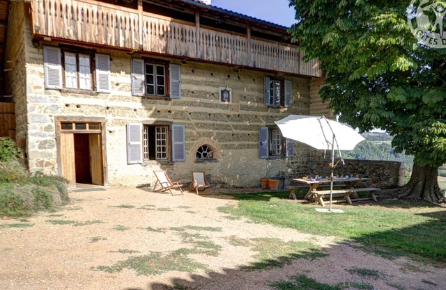 Gîte spacieux avec cheminée, jardin, équipements bébé et animaux acceptés, proche nature et randonnée.