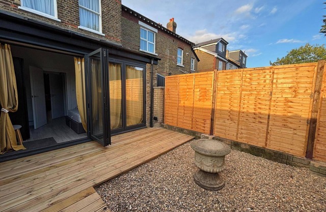 Spacious 1 bed flat in Croydon with private garden