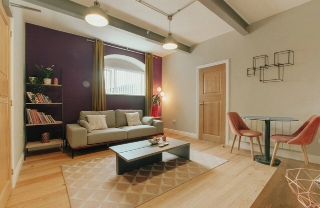 Spacious 1-Bed Stay Close to City and Transit Links