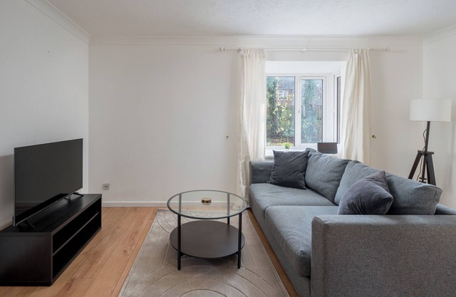 Spacious 1 Bedroom Apartment w/ Parking in Crawley