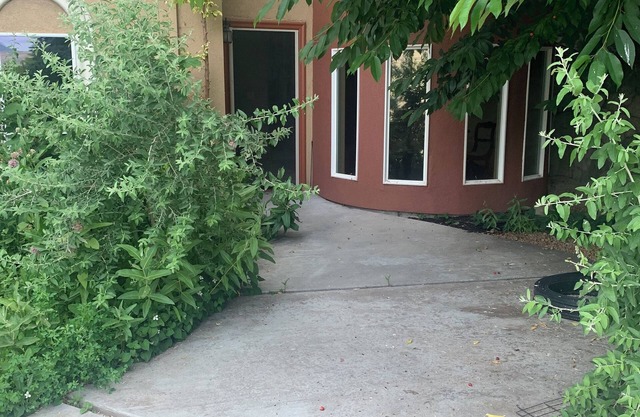 Spacious 1-bedroom apartment with AC, WiFi family and pet frendly greatviews