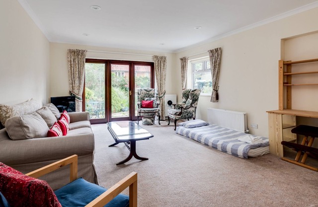 Spacious 1-Bedroom Flat with garden & free parking