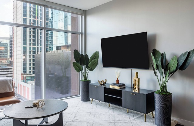 Spacious 1-Bedroom High-Rise In The Gulch. King Bed, Free Parking, Pet-Friendly.