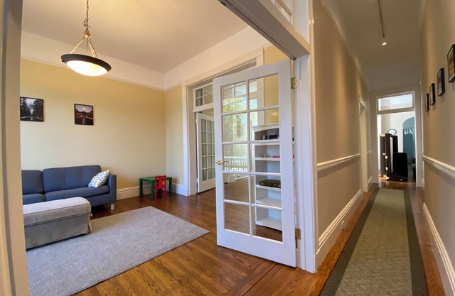 Spacious 1+ BR flat in the Castro, central San Francisco.
