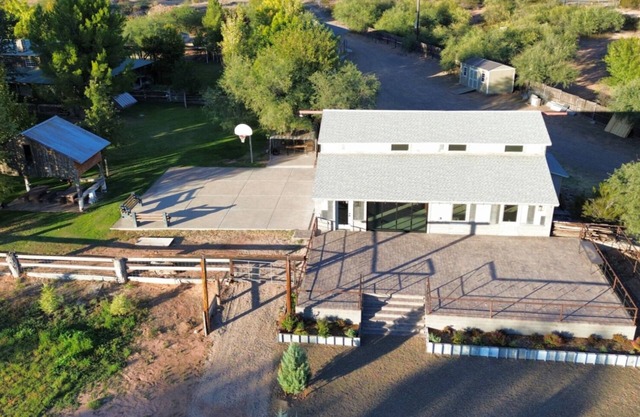 Spacious 10-acre ranch for large groups 15 minutes from Sedona