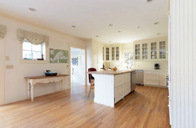 Spacious 15-bedroom house with WiFi and AC in charming Edgartown
