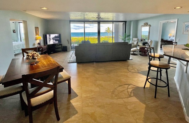 Spacieux Condo sur la plage, vue imprenable sur l'océan, près de Vero Beach